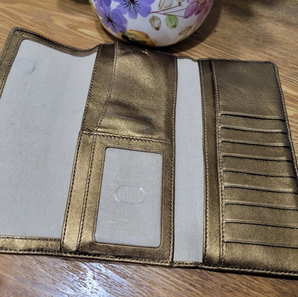 100% Authentic Hobo wallet beautiful golden โจ๏ธ ๐ color - Picture 3 of 7